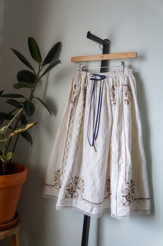 Handmade vintage embroidered tablecloth bow skirt (M-L)