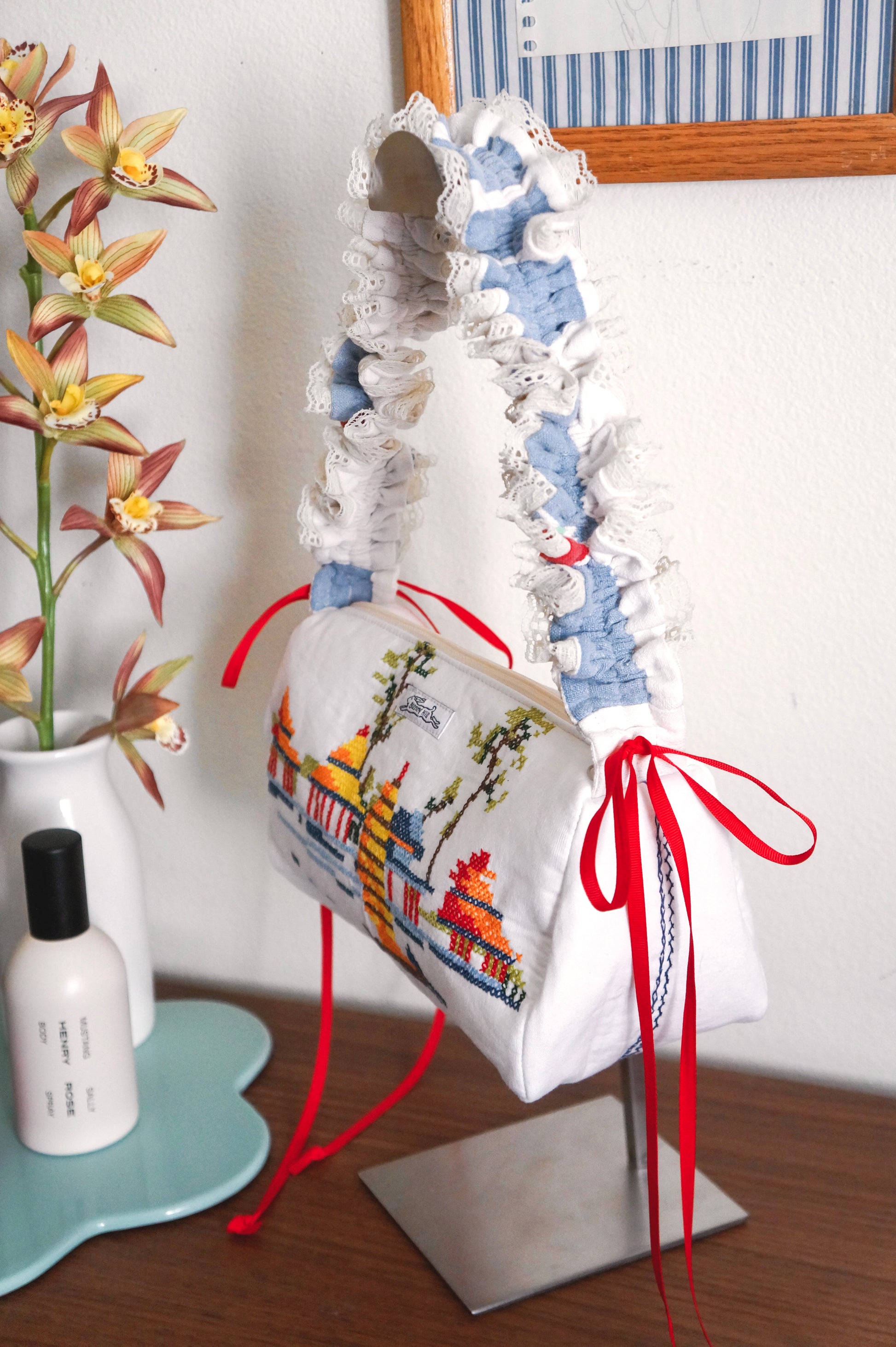 Handmade pergola embroidered ruffle pochette